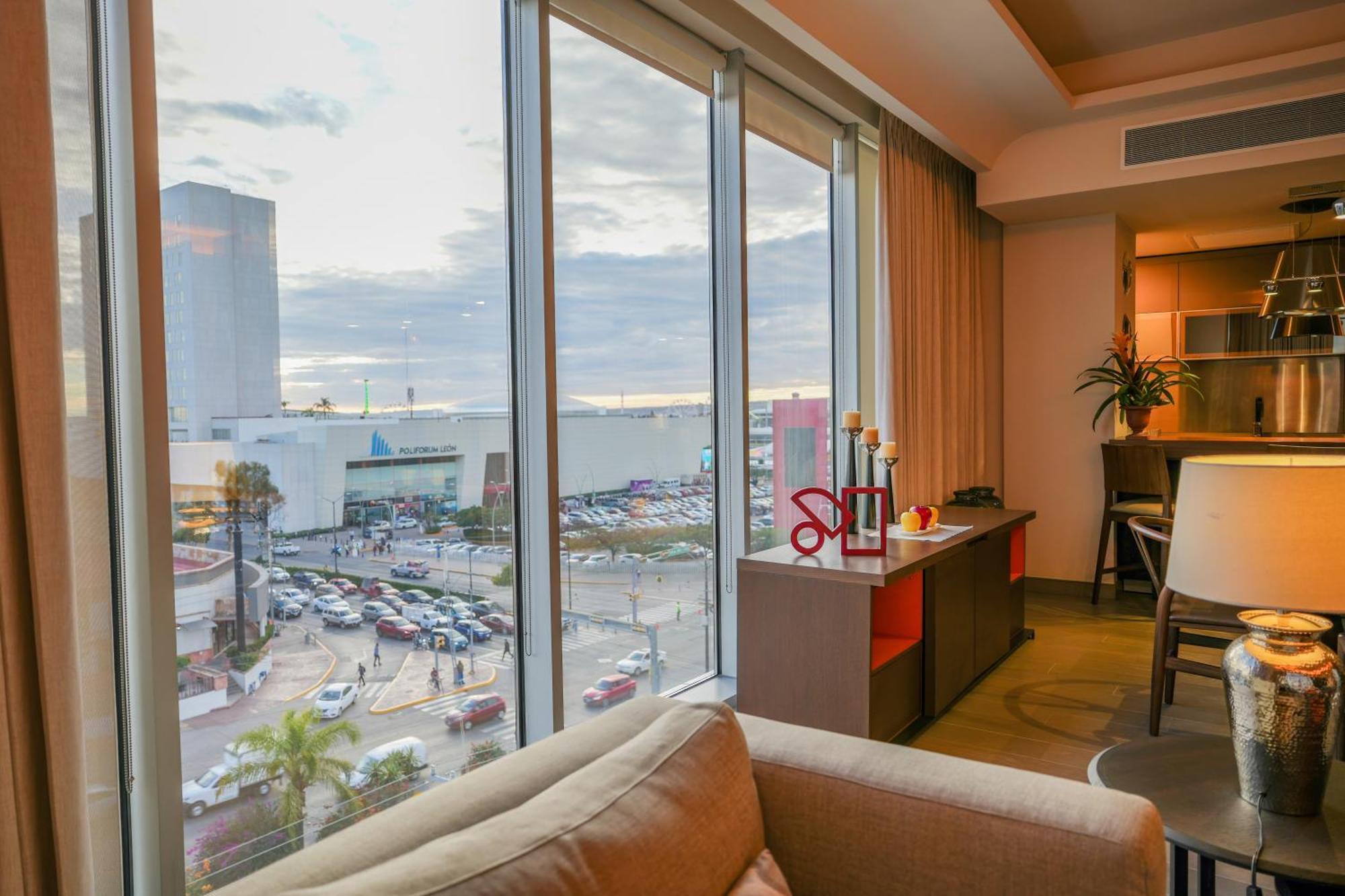 Metria Hotel León Exterior foto A view from a suite at the JW Marriott Phoenix.
